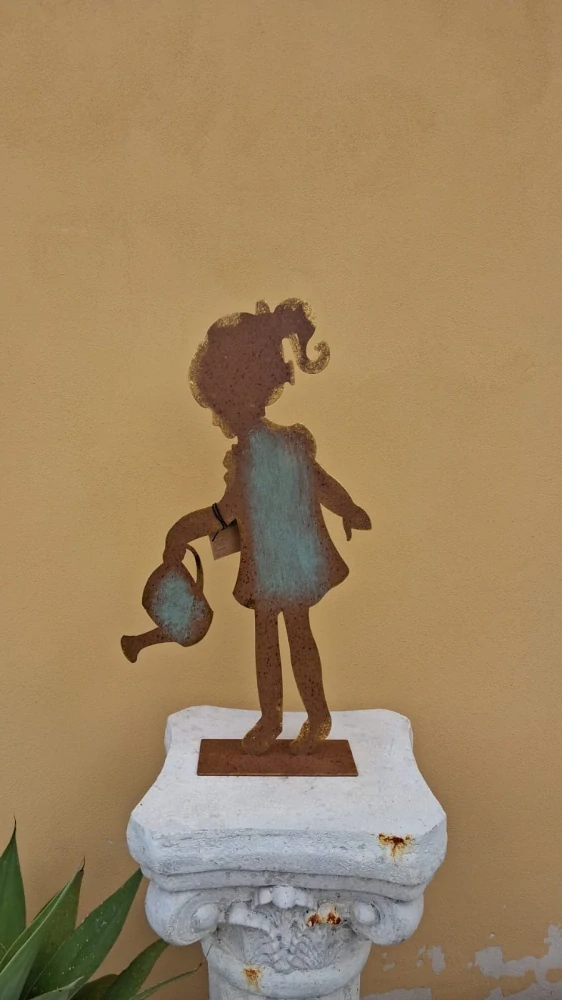 KOVOVÁ DÍVKA S KANVOU 53x27x10 cm
